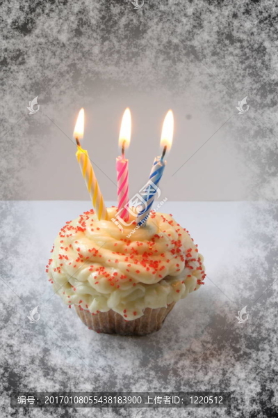 一個(gè)生日蛋糕