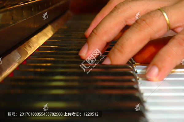 手指在鋼琴