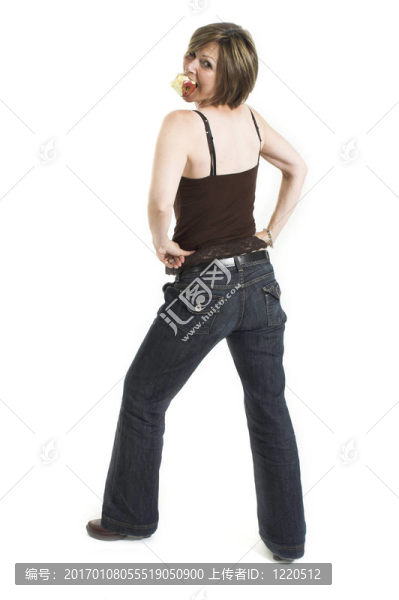 女人把她背