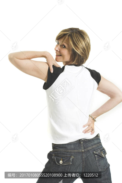 女人用白色的T恤把她背