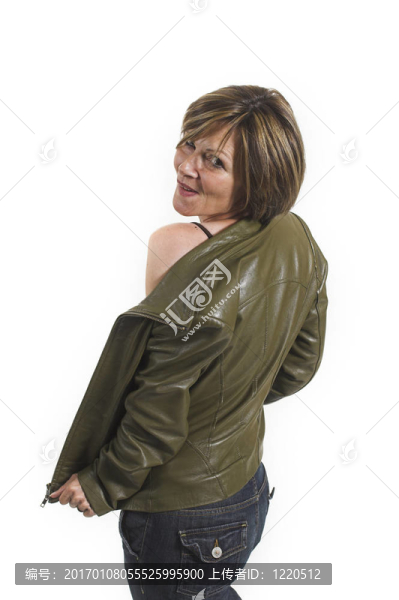 女脫外套