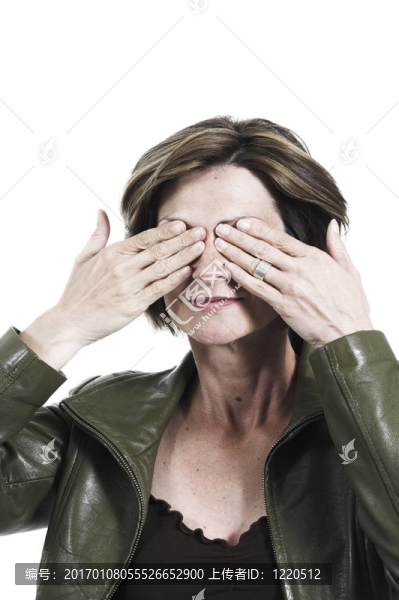 女人用手捂著眼睛