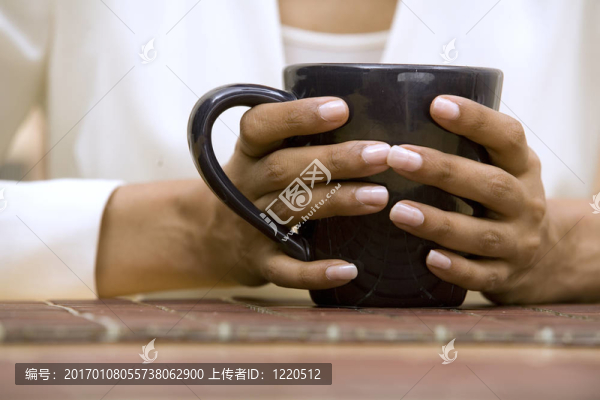 手拿杯咖啡