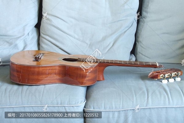 在沙發(fā)上