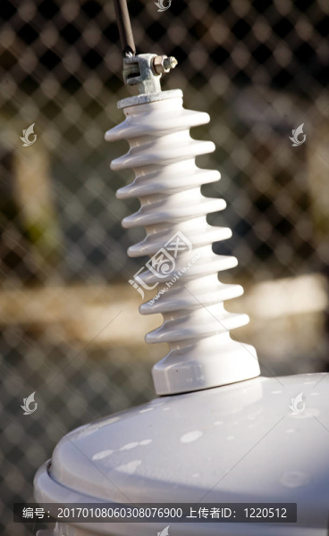 電連接器；東系泊盆地