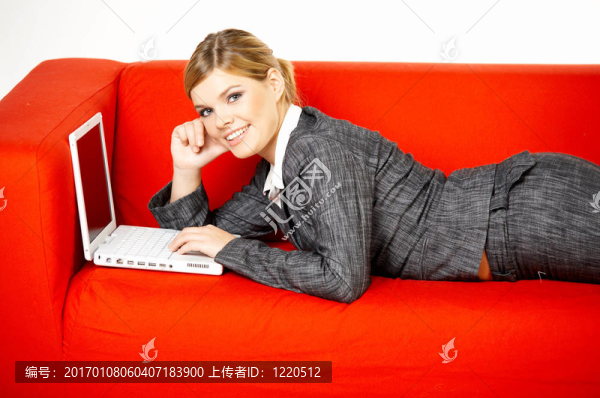 紅色沙發(fā)上的女人
