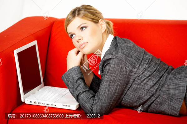 紅色沙發(fā)上的女人