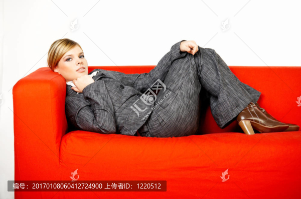 紅色沙發(fā)上的女人
