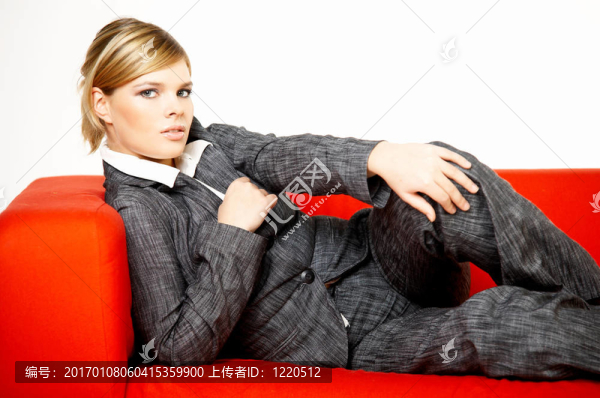 紅色沙發(fā)上的女人