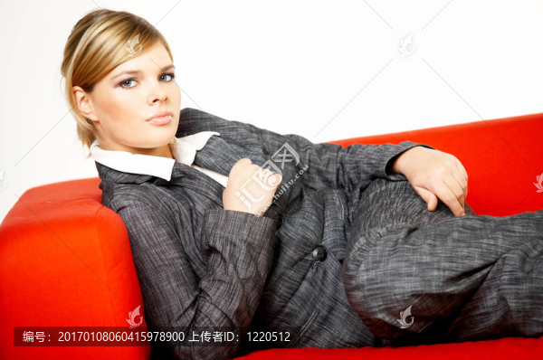 紅色沙發(fā)上的女人