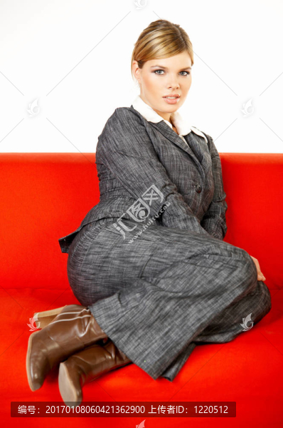紅色沙發(fā)上的女人