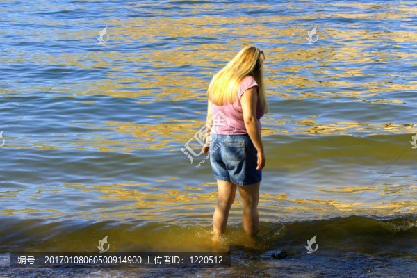 水中的女孩