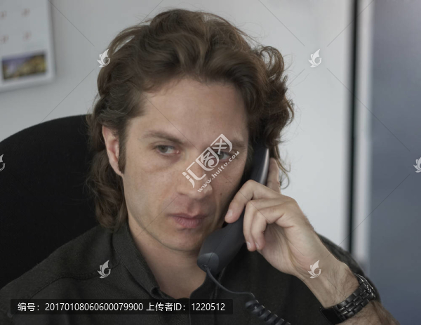 Bussinesman在電話中