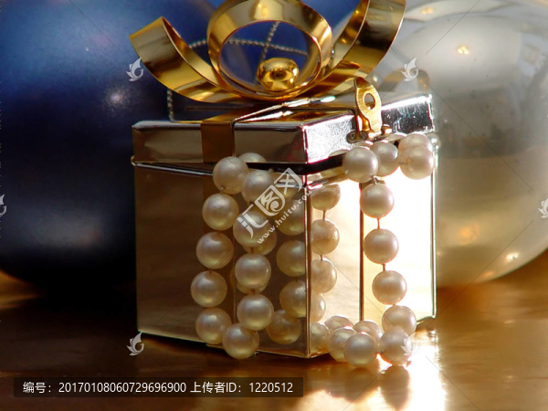 銀色圣誕禮品盒與藍(lán)和White