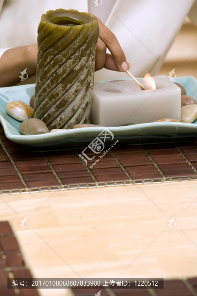 手點燃一支蠟燭