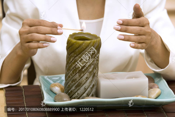 手點燃一支蠟燭
