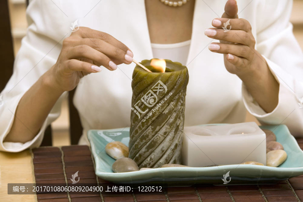 手點燃一支蠟燭