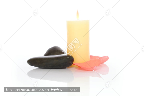 蠟燭；河石和粉紅花瓣
