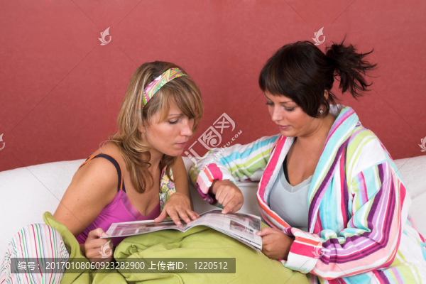 一起在沙發(fā)上看書