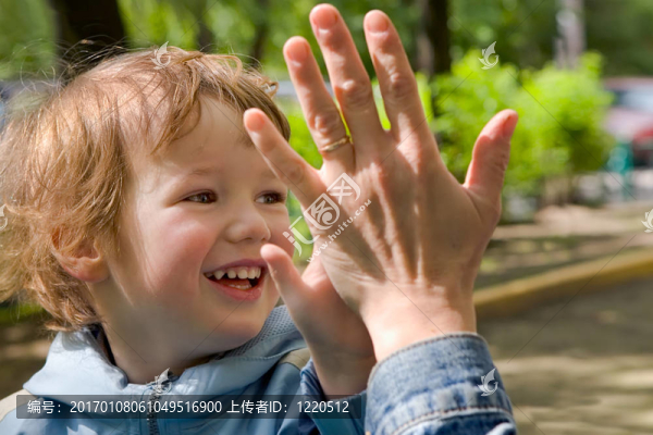 孩子和媽媽無憂無慮的玩耍