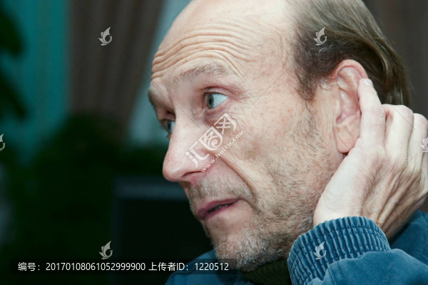 穿藍色夾克的男人
