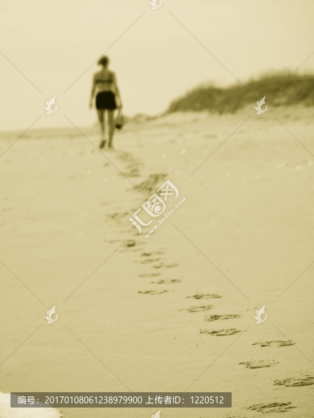 輕松的海灘散步