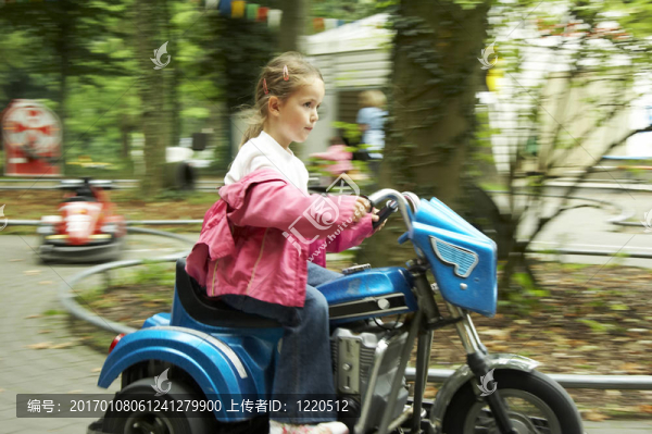 騎摩托車的年輕女孩