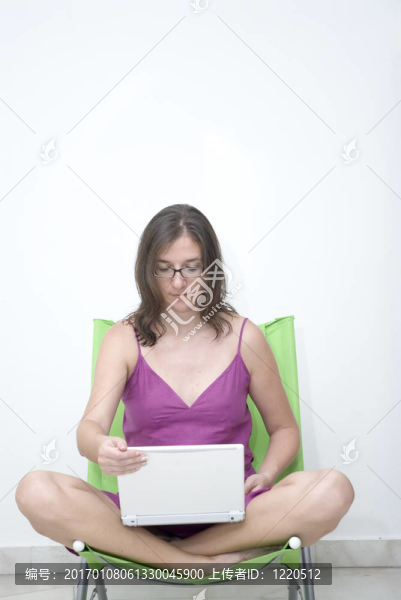 女人在筆記本電腦