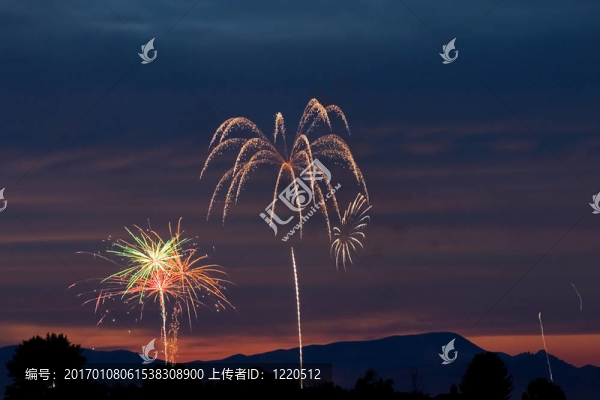 日落時(shí)的天空中的爆竹