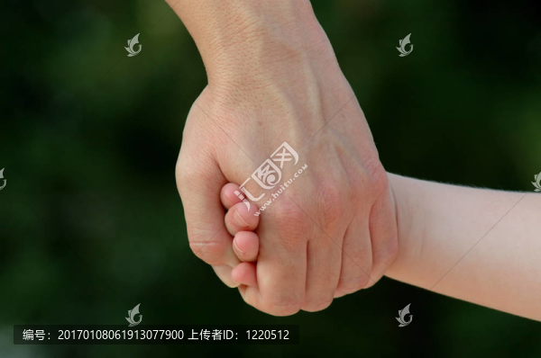 手挽著手