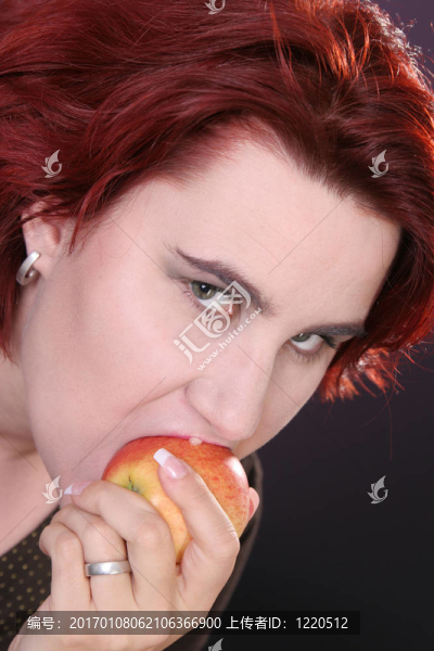 女孩與蘋果-匯圖網(wǎng) www.fosd68.com 女孩與蘋果