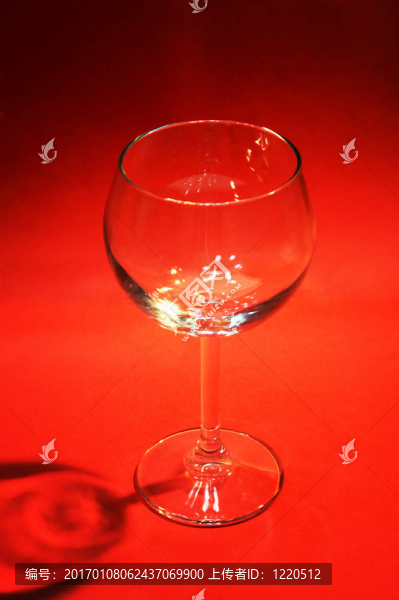空的酒杯
