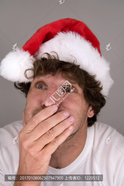 滑稽的人戴著Santa的帽子