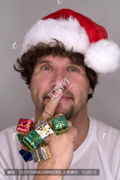 滑稽的人戴著Santa的帽子