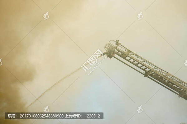 在工作的消防員5