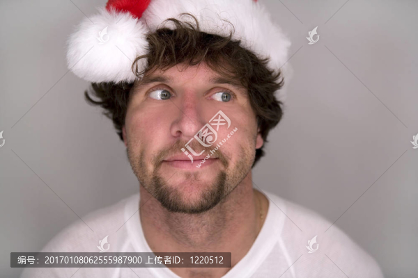 滑稽的人戴著Santa的帽子
