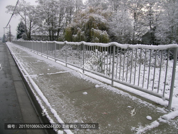 積雪的人行道上