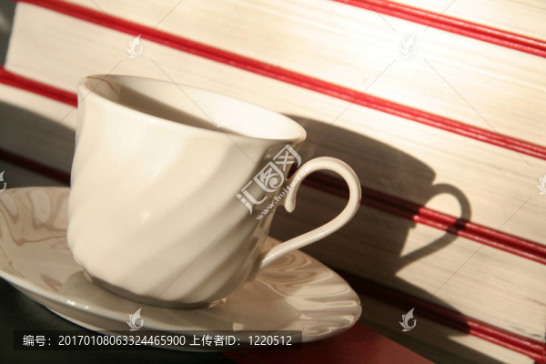 咖啡杯和書