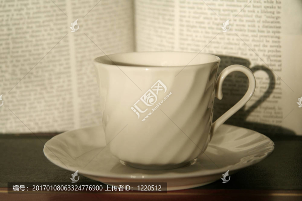 咖啡杯和書