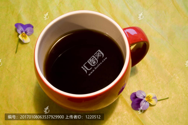 綠色背景上的紅色咖啡杯