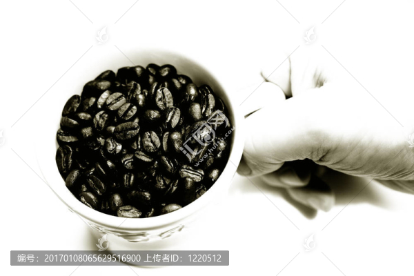 手拿一杯意大利濃咖啡豆