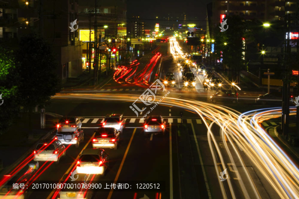 夜晚的十字路口交通