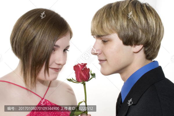 可愛(ài)的年輕夫婦看著玫瑰