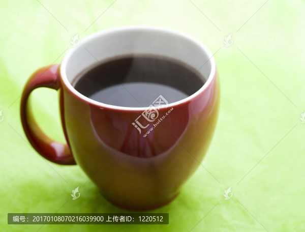 綠色背景咖啡杯