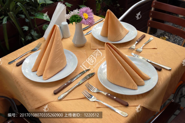 陽(yáng)臺(tái)的桌子