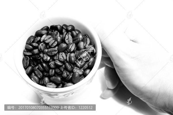 手拿一杯意大利濃咖啡豆