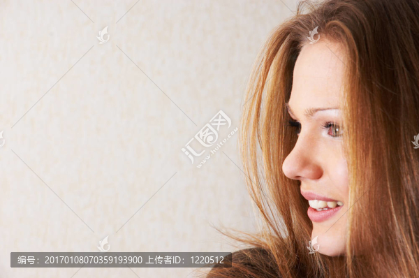 漂亮女孩的半邊畫像