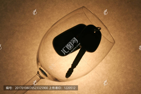 酒杯里的汽車鑰匙；醉酒司機(jī)