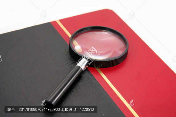 放大鏡和書