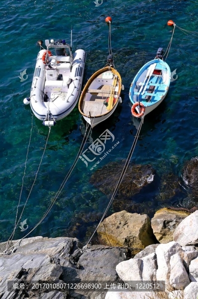 汽艇停泊在多巖石的海岸